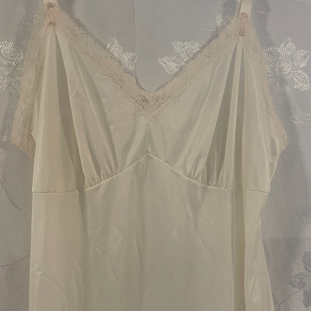 VINTAGE Ivory Lace Trim Full  Slip Size 38 Neutral Color Adjustable straps - Picture 2 of 11
